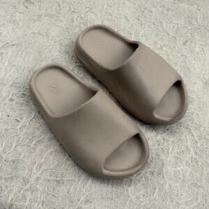 Yeezy Slide Sand Foam Runner Style – US 4
